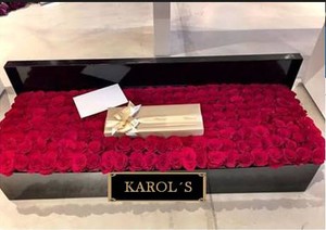 RED ROSES IN BOX